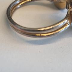 Ring goud(kleurig) met stenen, jak bylo nahlášeno na iLost