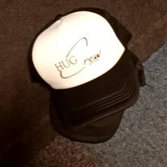 X zwart/witte cap, ako bolo nahlásené Mövenpick Hotel Amsterdam City Centre pomocou iLost