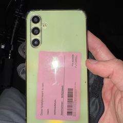 Groene smartphone Samsung, amint azt az iLostnak jelentették.