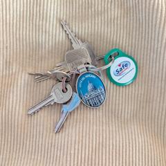 White ribcord bag and keys, som rapporterats till iLost