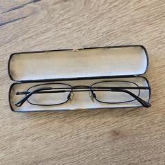 Lunettes de lecture Zwart in etui, a été signalé par Centraal magazijn utilisant iLost