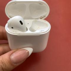 Airpod Weiß, rechter AirPod ist nicht in der Case, as reported by MEININGER Hotel Berlin Alexanderplatz using iLost