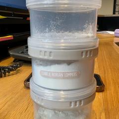 Baby melk tupperware, iLost를 사용하여 Designer Outlet Roosendaal에 보고됨