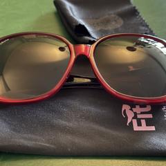 Zonnebril Rood Fitofar, iLost'a bildirildiği gibi