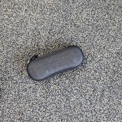 Glasögonfodral med glasögon, rapporterat av TCR Tours med iLost