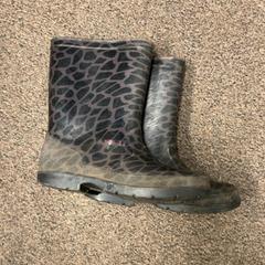 Botes d'aigua, segons ha informat Burgers' Zoo mitjançant iLost