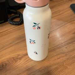 ウォーターボトル Blanc avec fleurs がiLostで MEININGER Hotel Marseille Centre la Joliette によって報告されました