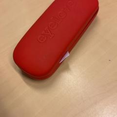 Caixa de óculos com óculos no interior, como reportado por RET utilizando o iLost