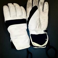 Hansker White with Black Stripes, som rapportert av Pathé Nijmegen ved bruk av iLost