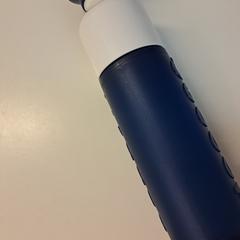 Waterfles blauw/wit, zoals gemeld door Avonturenpark Hellendoorn met iLost