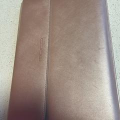 Laptop in pink cover، كما تم الإبلاغ عنه عبر iLost