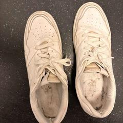 Chaussure, a été signalé par Ramada by Wyndham Amsterdam Airport Schiphol utilisant iLost