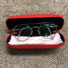 Brilleetui med briller, som rapportert av Pathé Helmond ved bruk av iLost