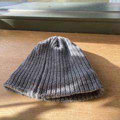 قبعة صغيرة grijs gebreid, gevoerd met zwarte stof، كما تم الإبلاغ عنه بواسطة Hortus عبر iLost