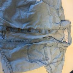 Camisas Lichtblauw, goudbruine knoopjes, ha sido reportado por Artis con iLost