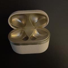 Caso de auriculares White and empty, ha sido reportado por MEININGER Hotel Dresden Zentrum con iLost