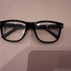 نظارات القراءة، كما تم الإبلاغ عنه بواسطة Van der Valk Hotel Schiphol عبر iLost