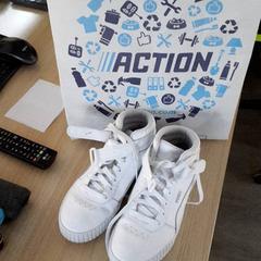 Roupa desportiva, como reportado por ParkShuttle Rotterdam utilizando o iLost