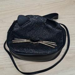 حقائب حمل وحقائب اليد، كما تم الإبلاغ عنه بواسطة IKEA Älmhult عبر iLost