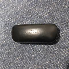 Caixa de óculos com óculos no interior, como reportado por Pouw Vervoer utilizando o iLost