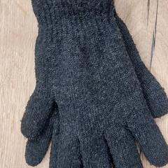 衣類 - Handschoenen がiLostで Regio Antwerpen - Brussel によって報告されました