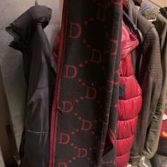 Sciarpa D.. black and red, come riportato da KABUL à GoGo / Teatro utilizzando iLost