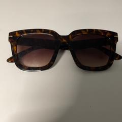 Gafas de sol, segundo informou Pathé Amersfoort usando iLost