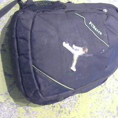 Mochila, como reportado por Agence Azalys utilizando o iLost