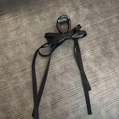 Hårklämma zwart met strikjes, rapporterat av Hotel Apeldoorn med iLost