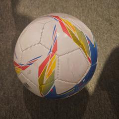 Pallone da calcio, come riportato da Ramada by Wyndham Amsterdam Airport Schiphol utilizzando iLost