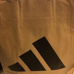 Purchase adidas, como reportado por Designer Outlet Roermond utilizando o iLost
