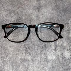 Szemüveg +1.00, amint azt Van der Valk Hotel Haarlem az iLost segítségével jelentette.