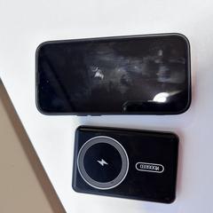 Telefoon en powerbank, som rapporterats till iLost