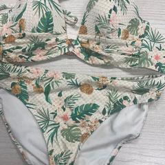 Biquíni, como reportado por Hotel van der Valk Maastricht utilizando o iLost