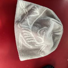 Čepice, jak nahlášeno MEININGER Hotel Berlin Alexanderplatz pomocí iLost