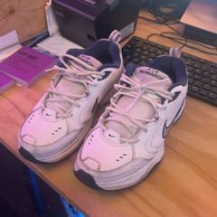 Scarpe Wit, nike monarch, come riportato da Schaatsbaan Rotterdam utilizzando iLost