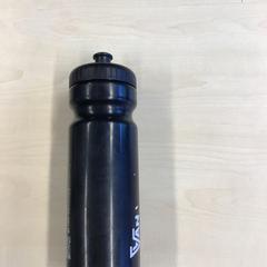 Bidão Zwart met witte tekst, como reportado por Gemeente Nijmegen utilizando o iLost