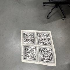 Scialle wit met zwart patroon, come riportato da IKEA Duiven utilizzando iLost