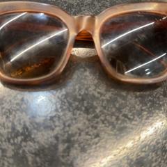 Gafas de sol, ha sido reportado por Rotterdam The Hague Airport con iLost