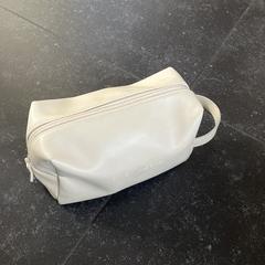 Crème handtasje met adapter en kabels, gerapporteerd met iLost