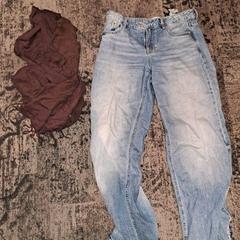 Jeans Donkerrode sjaal en blauwe jeans, come riportato da Van der Valk Rotterdam Blijdorp utilizzando iLost