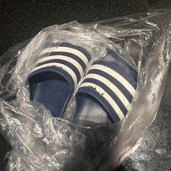 Zapatillas de baño blauwe adidas, ha sido reportado por Hotel Van der Valk Harderwijk op de Veluwe con iLost