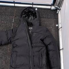 Giacca Zwart, waterproof, come riportato da Schaatsbaan Rotterdam utilizzando iLost