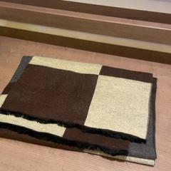 Šátek Sjaal bruin wit grijs, jak nahlášeno Pathé Arnhem pomocí iLost