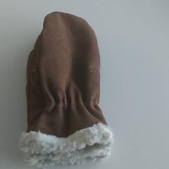 Ruházat - Handschoenen, amint azt Regio Limburg - Leuven az iLost segítségével jelentette.