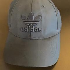Cap Blue; adidas, como reportado por MEININGER Hotel Dresden Zentrum utilizando o iLost