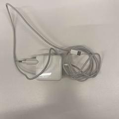 Electronics & Charger Type C charger, as reported by BANKS Antwerp using iLost