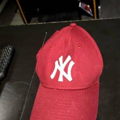 Kšiltovka & Kšiltovka - New york - rood, jak nahlášeno Universiteit Gent - Faculteitsbibliotheek LW pomocí iLost