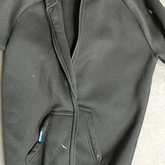 Kleding - Zwart jas, amint azt Centraal magazijn az iLost segítségével jelentette.