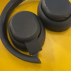 Auriculares Black, segundo informou MEININGER Hotel Dresden Zentrum usando iLost
